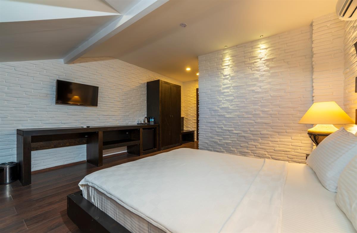 Manaspark Deluxe Hotel