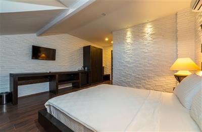Manaspark Deluxe Hotel